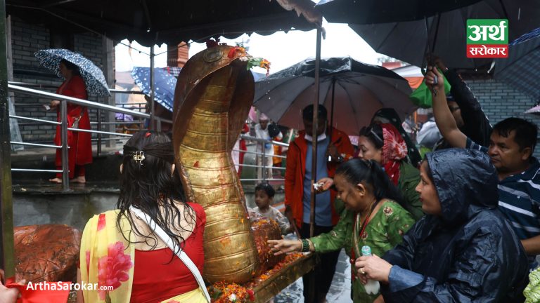 साउनको दोश्रो सोमबार: डोलेश्वरमा भीड, छाता र रेनकोट ओढेरै पुजा गरिँदै (तस्विरहरू)