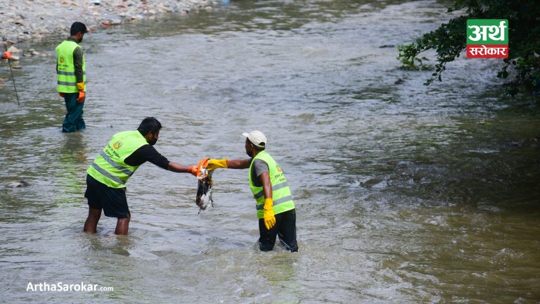 धोबीखोलाको सरसफाइ हुँदै (तस्विरहरू)