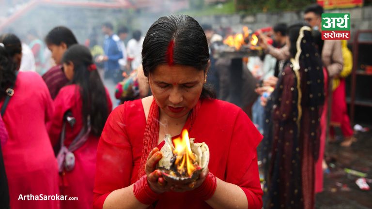 साउनको अन्तिम सोमबार: पशुपतिमा भक्तजनको भीड (तस्विरहरू)